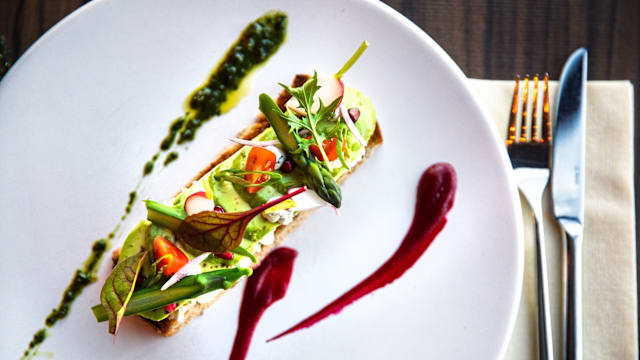 Avocado toast, fromage frais  & salade de jeunes pousses