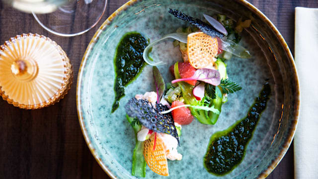 Saladine d'asperges  vertes & blanches, chair de crabe, suprême de pamplemousse & gingembre confit