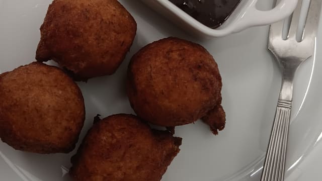 Acras de plantains à la vanille  , sauce chocolat .