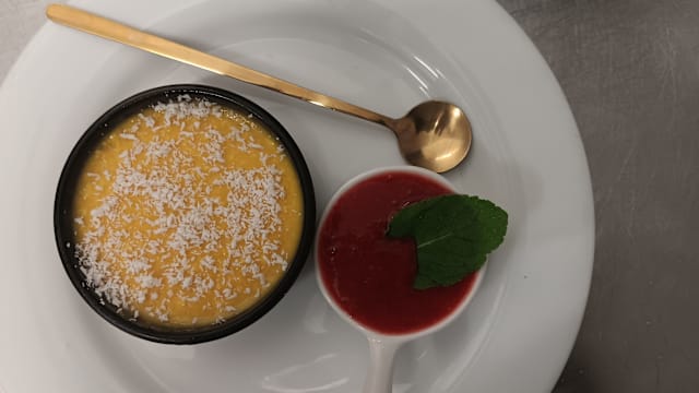 Flan de mangue au lait de coco coulis de bissap et fruits rouges .