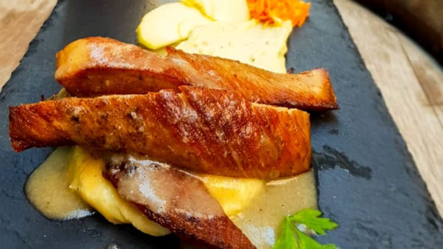Secreto de cerdo con salsa de manzana