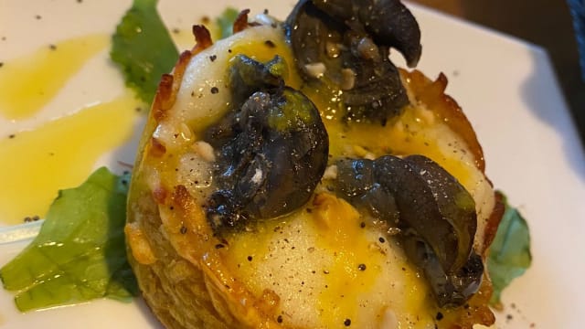 Escargot di Borgogna, cestino di patata croccante con purè e purea di peperone giallo