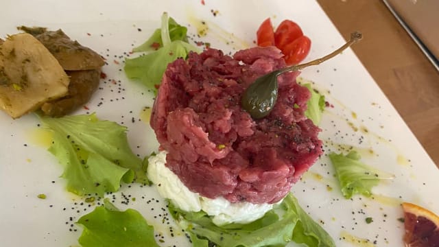 Battuta di Fassona Piemontese su cuscinetto di stracciatella di bufala pugliese