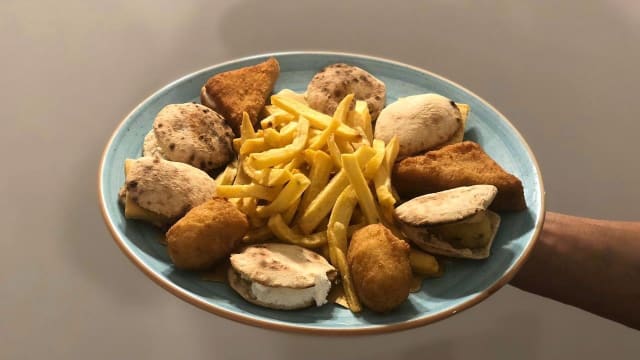 Sicilia Croccante: Focaccine con ricotta fresca, Focaccine con panelle, Focaccine con crocchè, Crostini, Arancinette al burro, Patate fresche fritte.