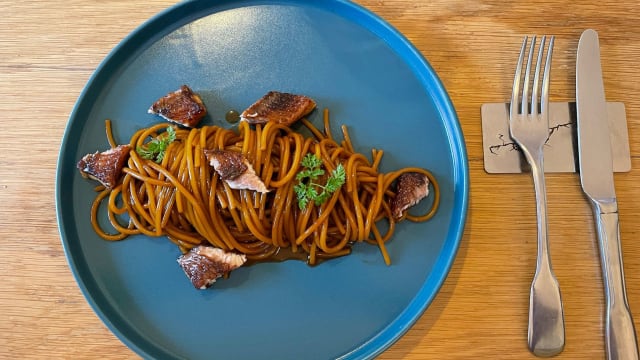 Spaghettoni monograno con anguilla affumicata