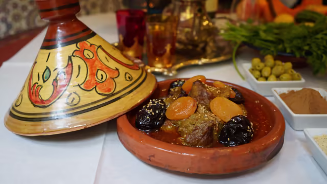 Tajin di carne vitello, prugne e albicocche