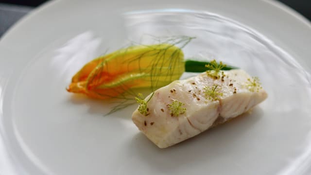 Bar à la vapeur / Sauce beurre blanc au Noilly-Prat / Coquillage / Huile de persil / Fleur de courgette