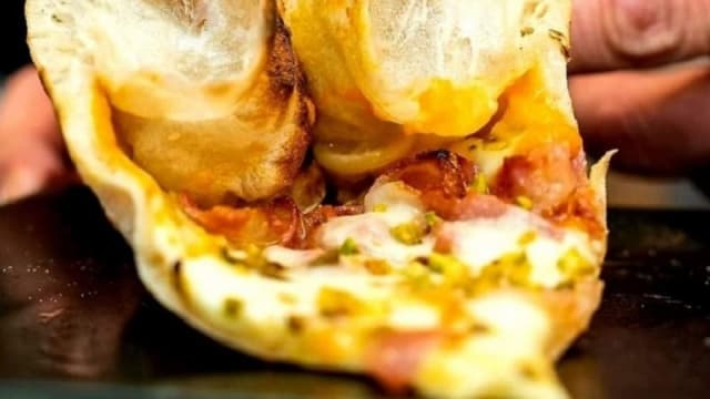 Velluta di zucca 🎃 fior d Agerola pancetta croccante è granelli di pistacchio di Bronte olio bio.