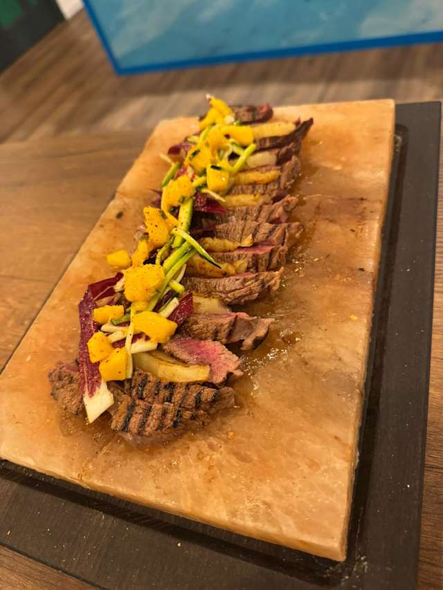 Tagliata di Black angus con ananas arrostita e insalatina piccante al mango 
