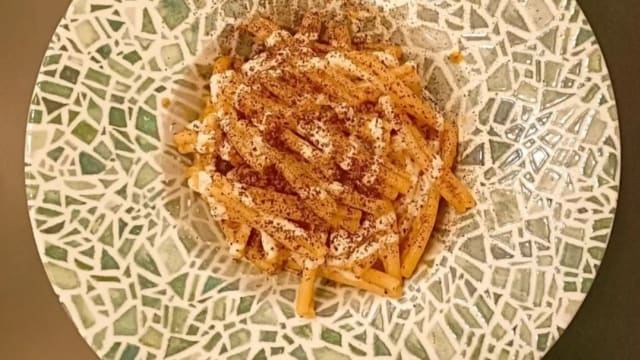 Casereccia con polpo, maiorchino e polvere di radicchio
