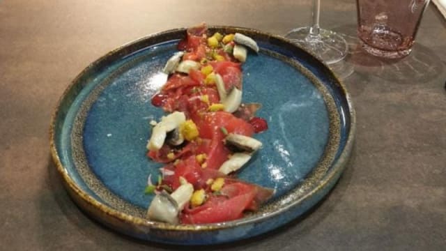 Carpaccio di manzo, funghi, croccante di pane e salsa boscoi, 