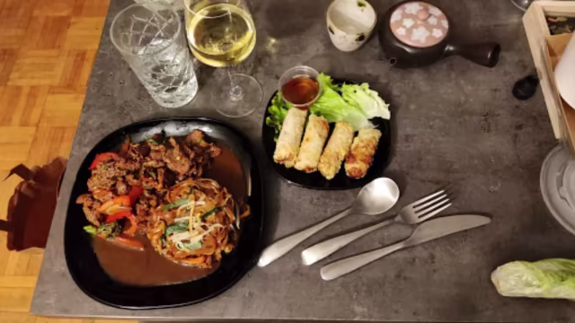 Aim Thai, Versailles