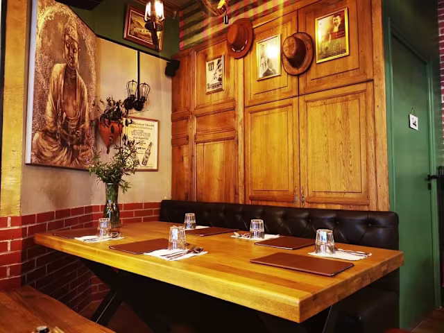 Aim Thai, Versailles