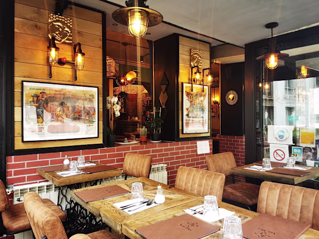 Aim Thai, Versailles