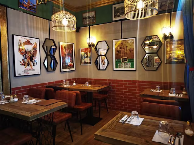 Aim Thai, Versailles