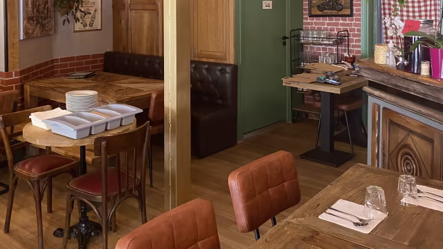 Aim Thai, Versailles