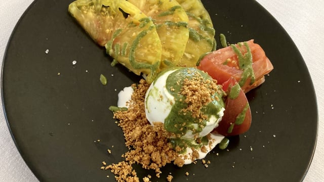 Fines tomates multicolores, Burratina crémeuse au pesto d’or noir de Monteux