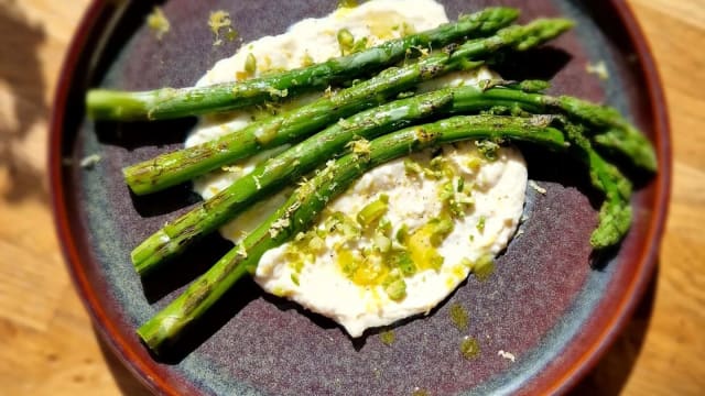 Asperges vertes, crème de haricot blanc & zeste de citron