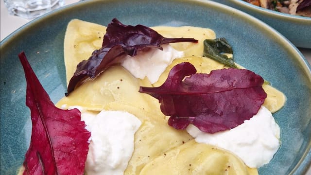 Ravioli aux cèpes & truffe d'été, beurre à la sauge, stracciatella