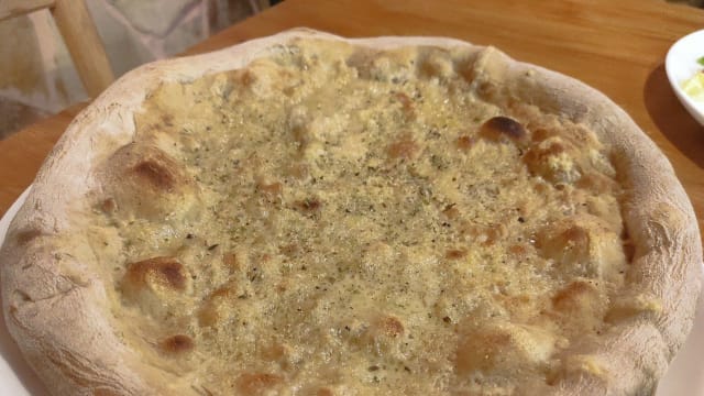 Faccia di vecchia con grana padano infornato, olio evo, origano