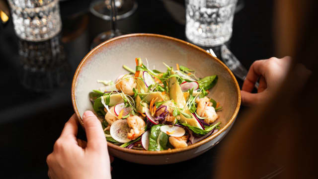Salade de gambas au naturel, salade de pousse d'épinard, avocat, vinaigrette citron et copeaux de légumes croquants