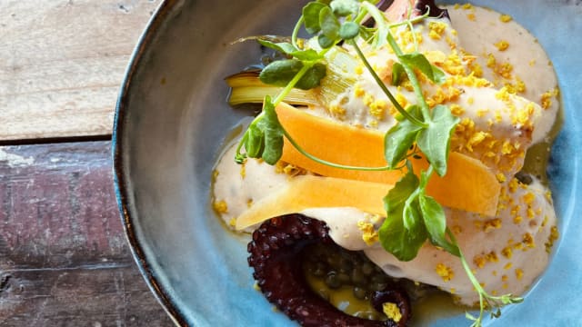 Poulpe grillé, lentilles de Haut Var, petits poireaux du Domaine et  sabayon épicé