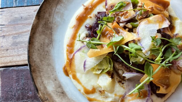 Pommes de terre de Saint Cyr en purée, onglet de bœuf et échalotes du Domaine confites au vin rouge 