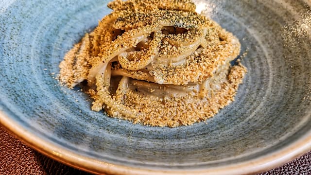 Spaghettone, alici, pane caliatu