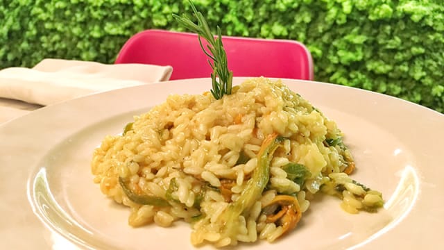 Riso Vialone Nano ai fiori di zucca e zafferano mantecato all’olio di oliva