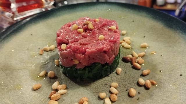 Tartare di manzo e sucspinaci e pinoli tostati