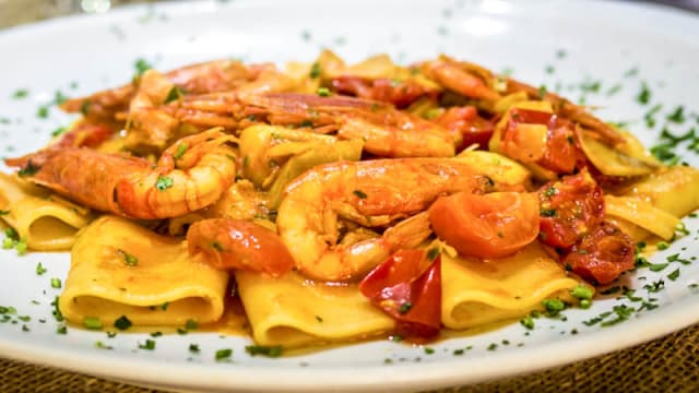 Paccheri con gamberi rossi ,carciofi e pachino