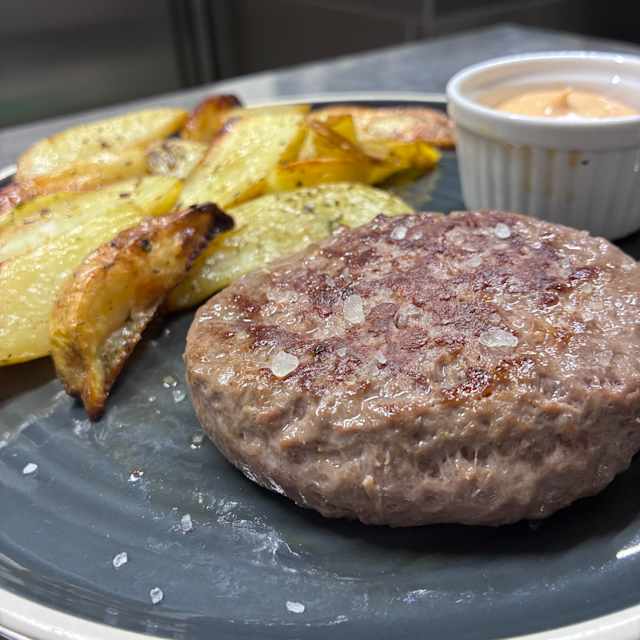 Hamburger di fassona piemontese al piatto