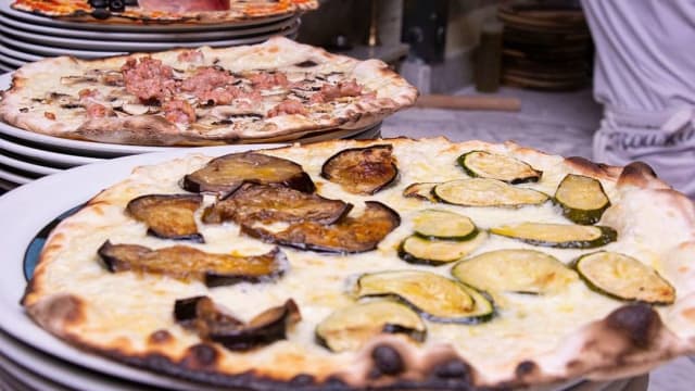 Pizza Romana nel forno al Legna