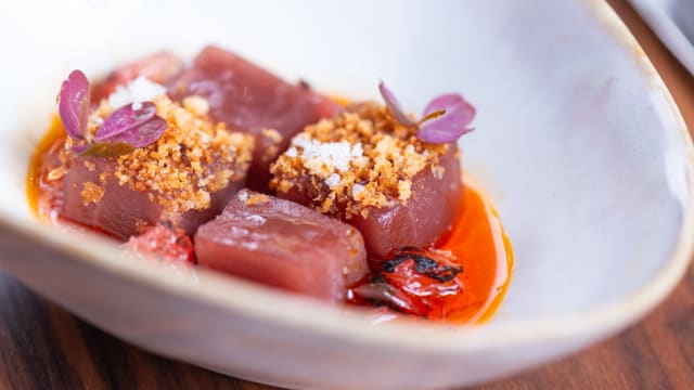Tiradito de barriga de atum, toranja e óleo de pimento