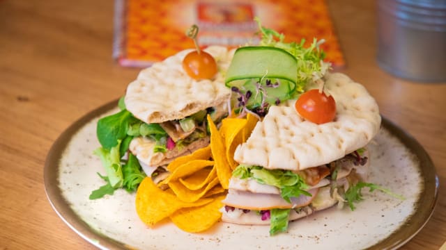 Clubsandwich. Polarbrood met gerookte kip, bacon, tomaat, komkommer en licht pikante saus