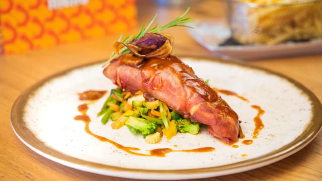 Varkenshaas gevuld met geitenkaas, omwikkeld met rauwe ham en geserveerd met bospaddenstoelensaus