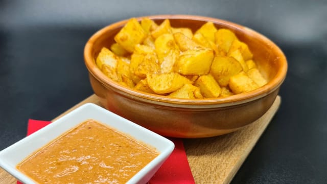 Le Patatas Bravas, talvolta chiamate semplicemente “Bravas” sono, insieme alla Paella e al Jamón Serrano, uno dei piatti più famosi della gastronomia spagnola e forse la tapa più consumata in tutti i bar e ristoranti di Barcellona.