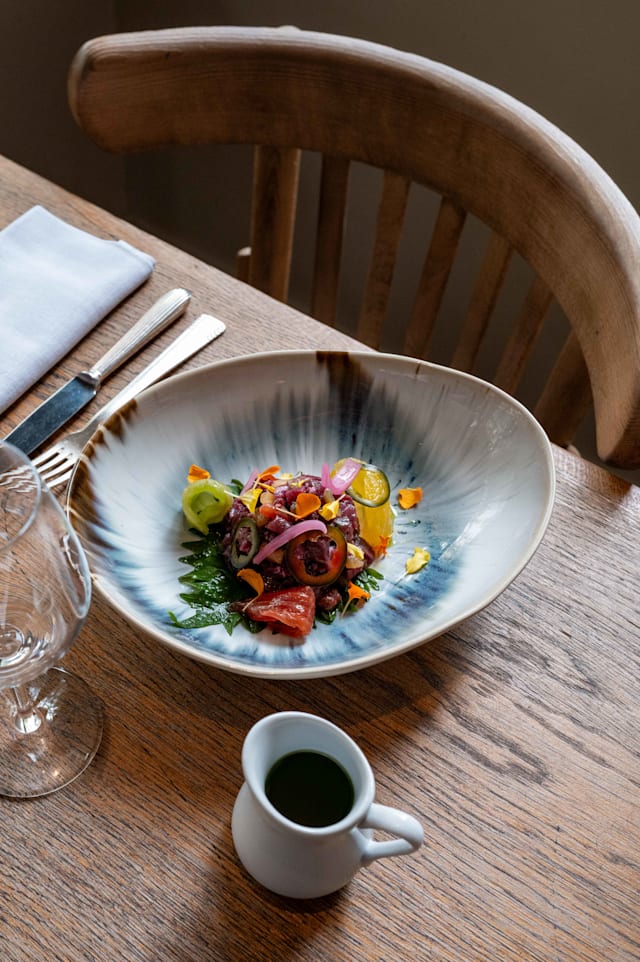 Ceviche de thon mariné au kasu, leche de tigre à l’eau de tomate