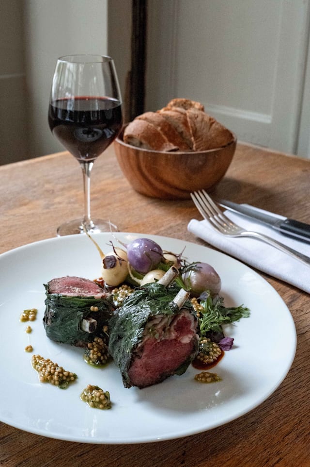 Agneau rôti à la feuille de figuier, piccalilli maison