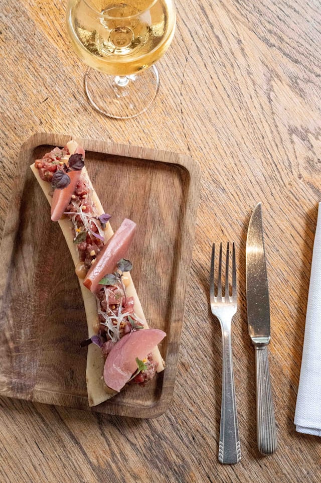 Tartare de boeuf & moelle, pollen, condiment pêche