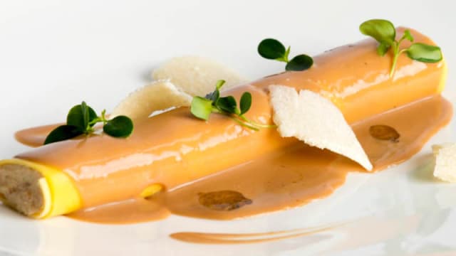 Ànec "canetó" amb garum Empurità, oliva negra , anxova i salsa de mistela