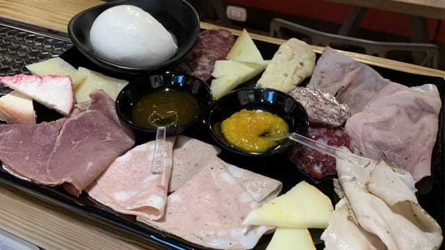Selezione di salumi e formaggi