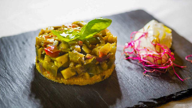 caponata di verdure con mousse di bufala