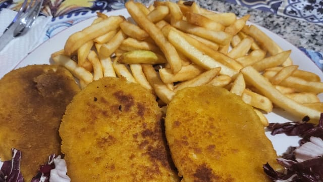 Cotoletta di pollo con  contorno di patate