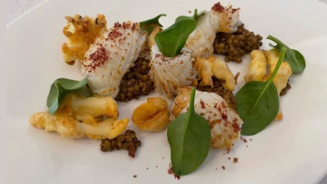 Seppie Koshi Giri alla Piastra, Purea di Lenticchie, Spinacio Fresco e Polvere di Prosciutto Crudo