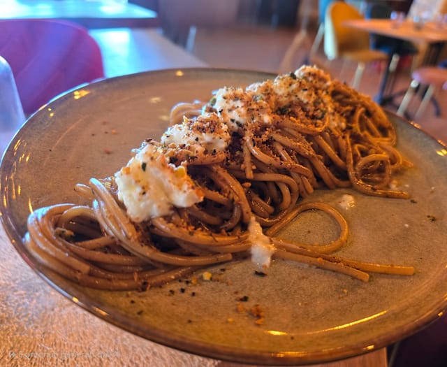Spaghettone monograno Felicetti all'aglio nero fermentato con alici e crumble di pane croccante 