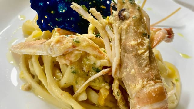 Tagliolini con crema di scampi, datterini gialli, salvia e scampi interi