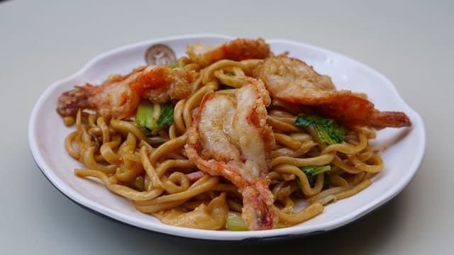 Nouilles sautées au crevettes croustillant 酥炸虾炒面