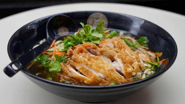 Soupe de nouilles au poulet croustillant 汤面 