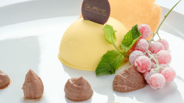 semifreddo al mango su salsa al passion fruit